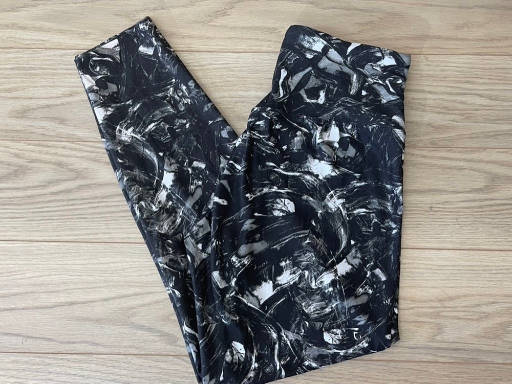 NWOT Bally SZ: MED Capri Activewear Leggings